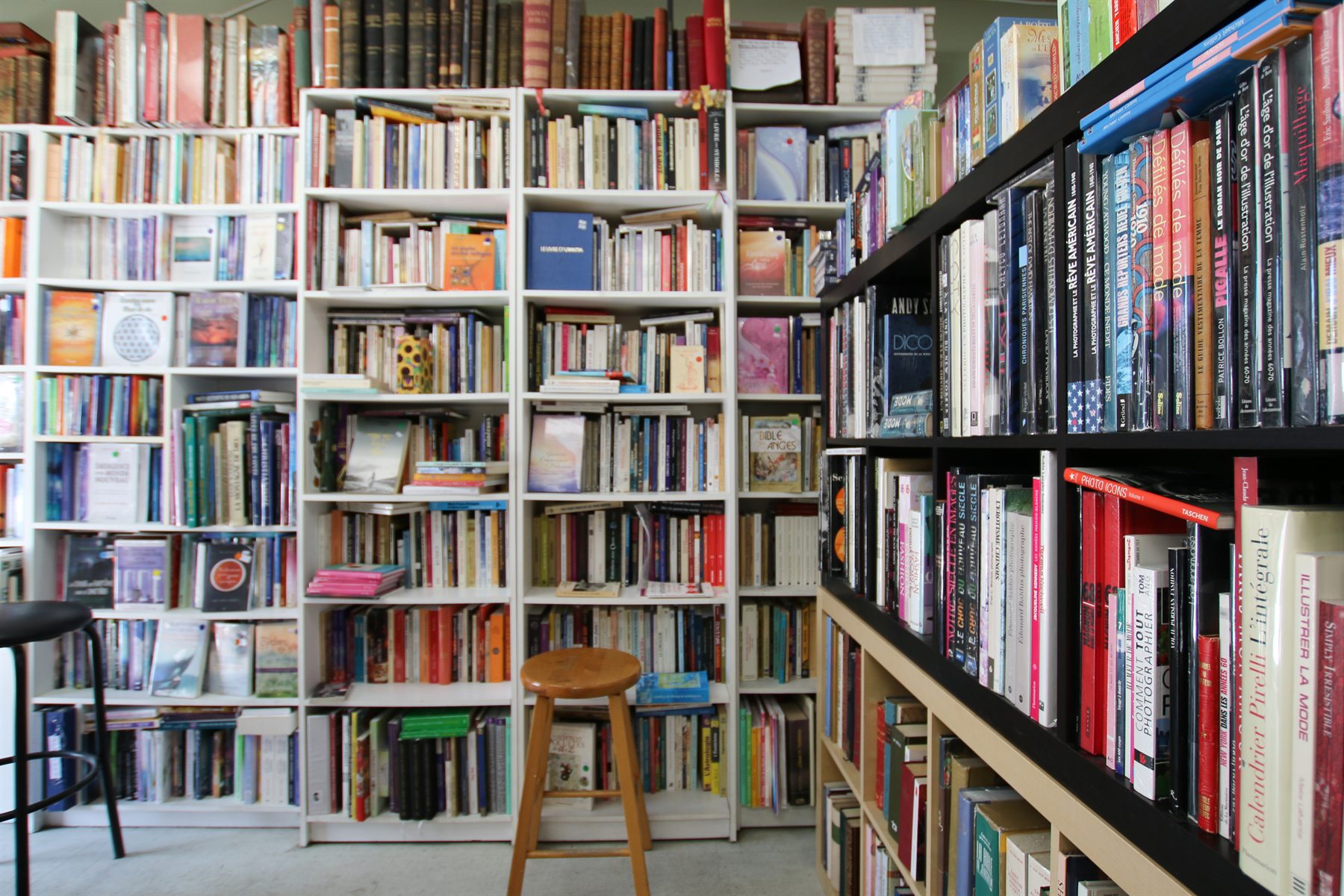 Rayonnages remplis de livres à l’intérieur de Librairie Icitte