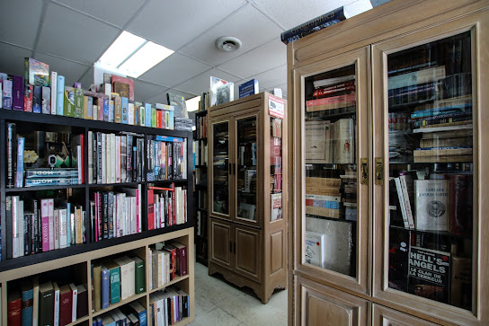 Rayonnages et vitrines remplis de livres à Librairie Icitte
